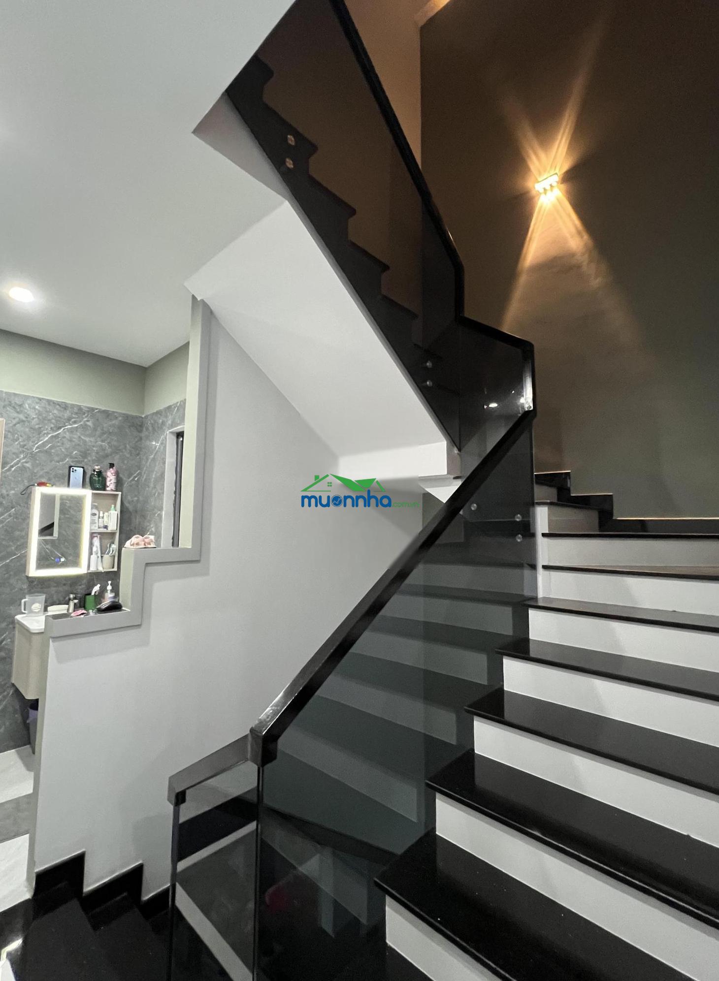 Nhà đẹp 3 tầng mới xây đối diện trường tiểu học phú hữu tặng nội thất cao giá tốt khu vực