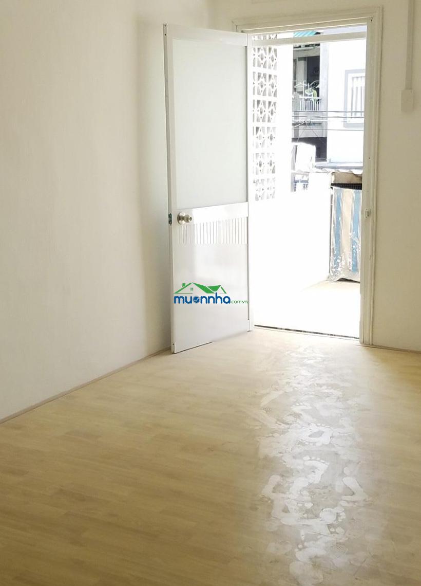 Bán nhà mặt tiền - diện tích đất lớn - q4 sát q1 - tiện xây căn hộ dịch vụ