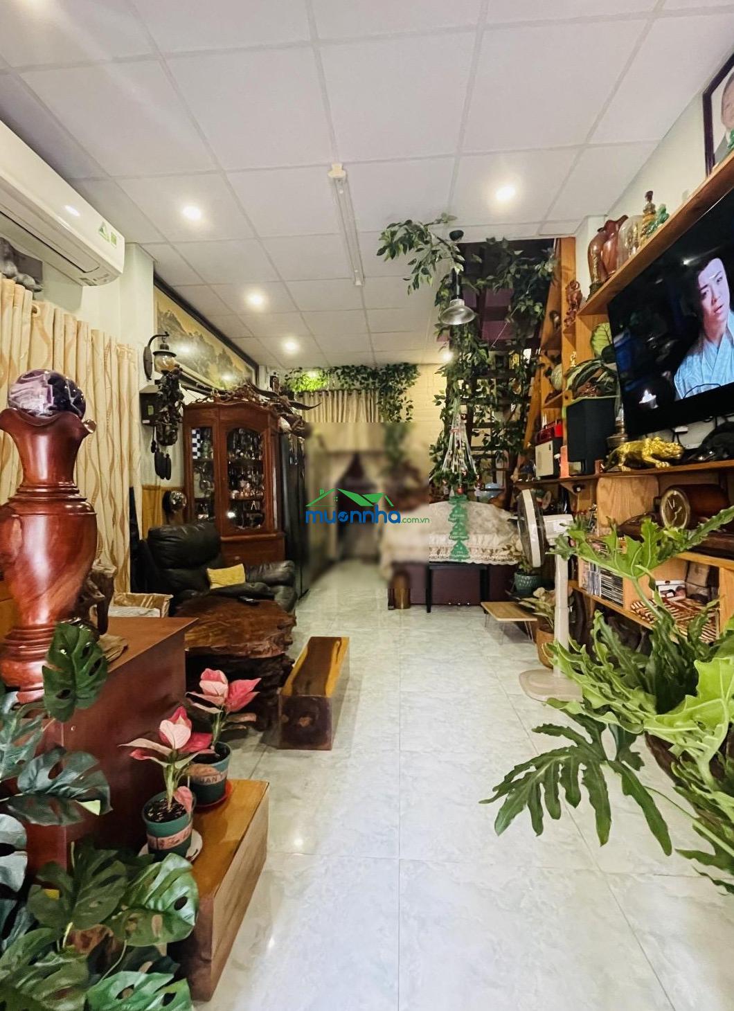 Bán nhà đất thánh, 3.4m x 11m, sát quận 10, giá 4.5 tỷ thương lượng