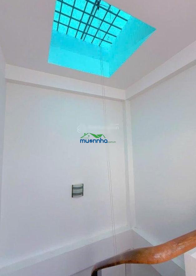 Bán nhà ngay sát mặt đường huỳnh văn bánh - 4pn -4wc . phú nhuận