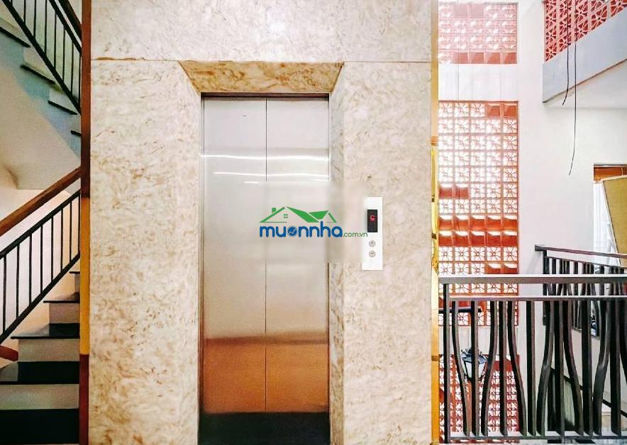 Bán nhà đường ô tô tránh, cách trần hưng đạo q1 chỉ 500m, 8m x 12m 4 tầng có thang máy, hơn 17 tỷ