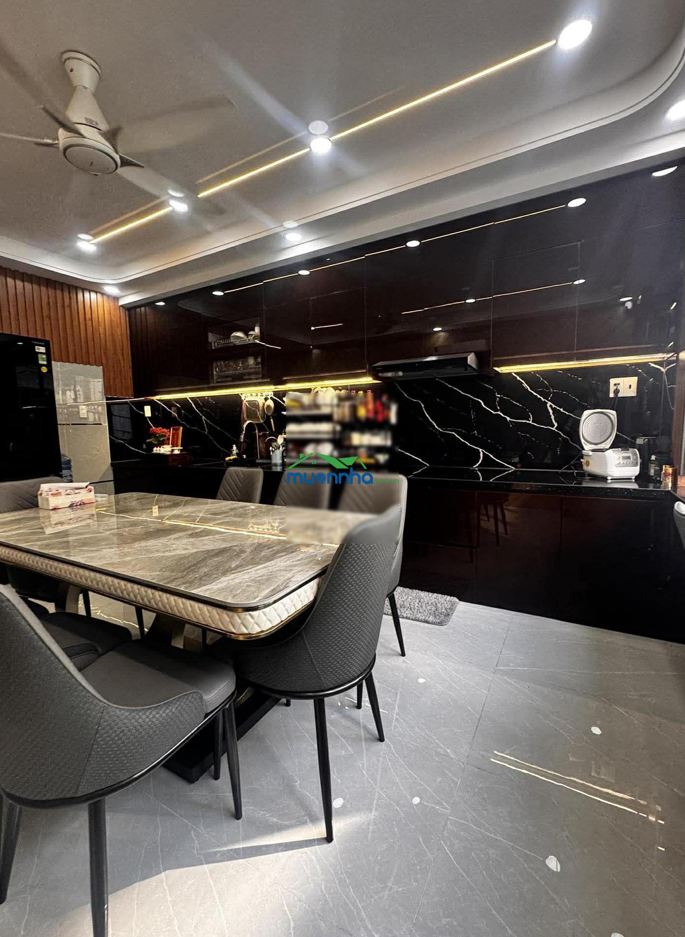 Bình tân, hẻm nhựa thông, nhà 5 tầng 96m2, thang máy xịn, giá tham khảo tốt