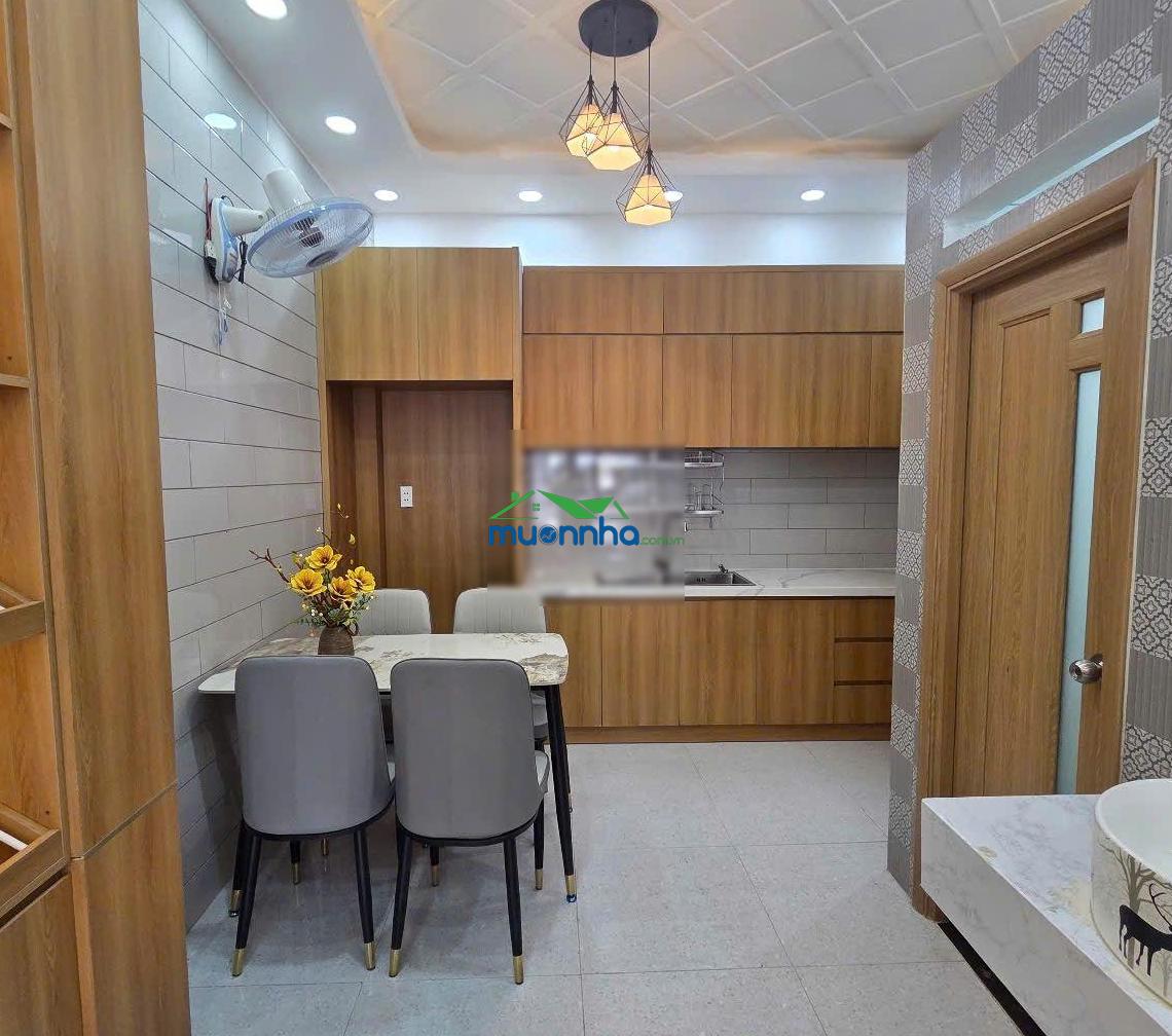 Nhà đối diện siêu thị emart, trường học cấp 1, 2, trạm y tế - có 5 phòng ngủ rộng và 3 sân thượng