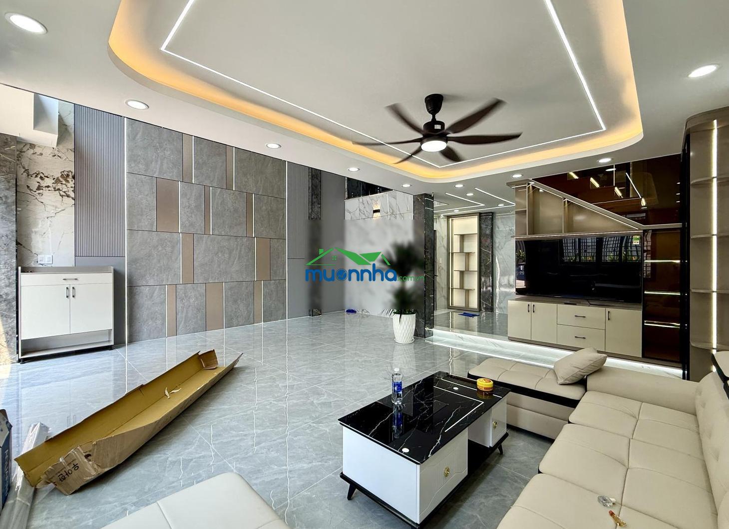 Nhà có thang máy, sát bên công viên, dt: 7x9m, lửng, 3 lầu, 4pn, gara ô tô, sân thượng, 7.19 tỷ