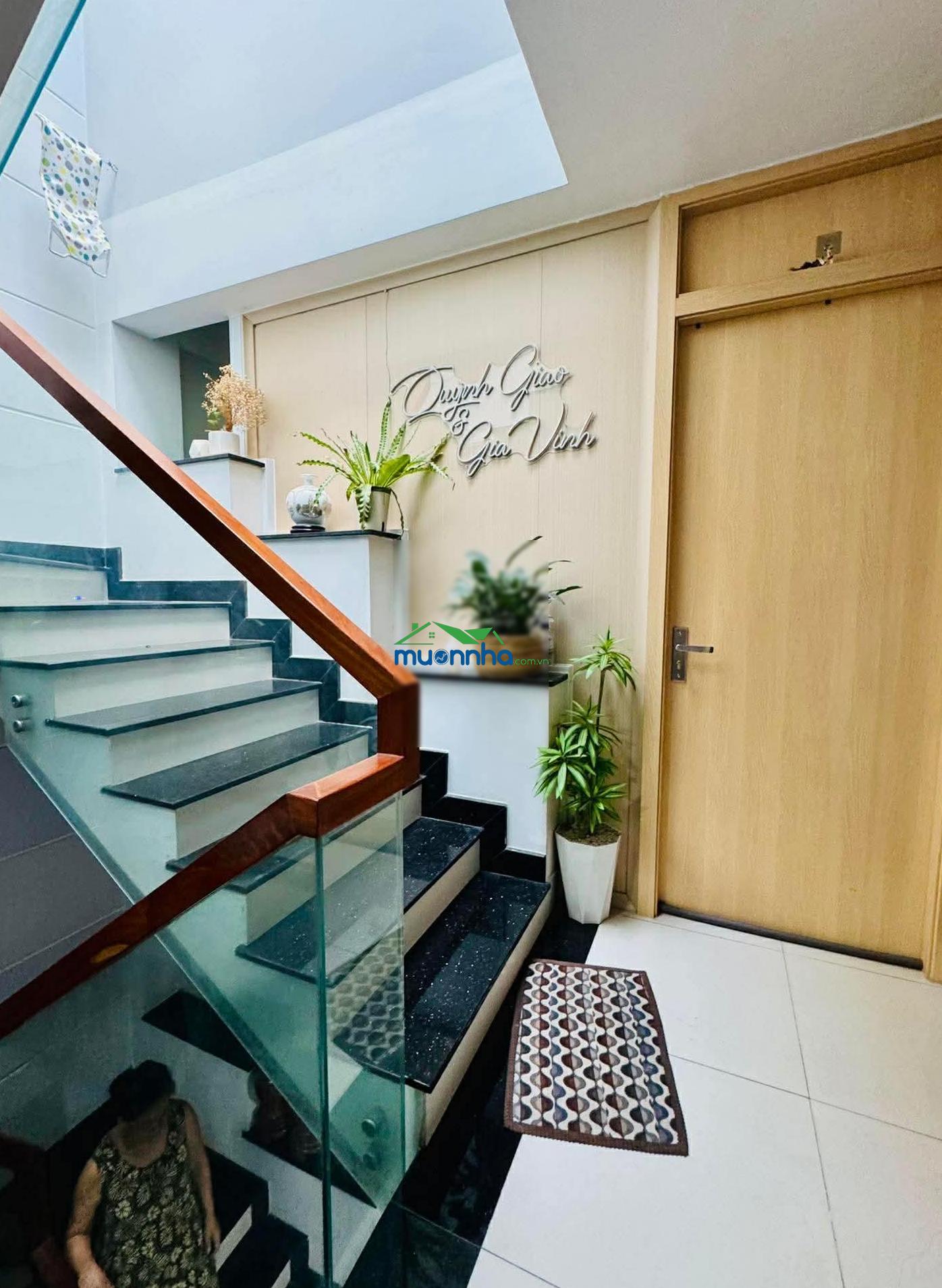 Nhà ngộp 5 tầng có thang máy, hxh sát mt tây thạnh, có hầm để oto, dt 80m2 (4x20m) 6pn. chỉ 10 tỷ