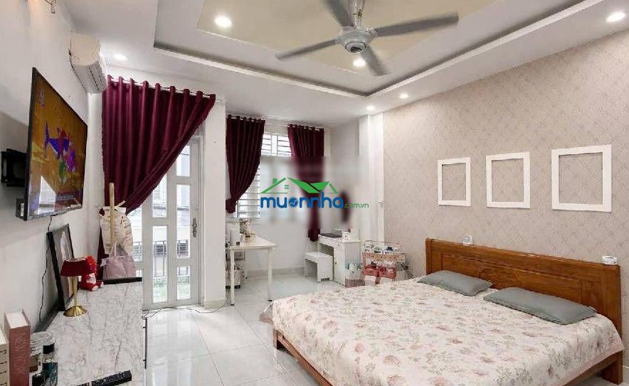 Nhà đẹp ở ngay cách ql13 chỉ 100m hẻm xe hơi 7m giá: 7,5 tỷ (thương lượng)