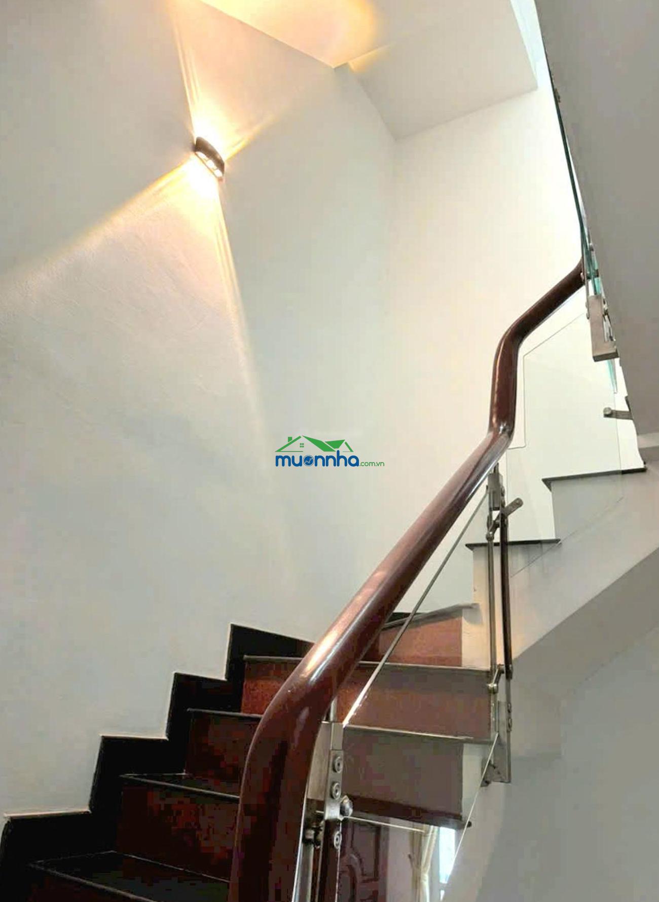 Bán nhà đường 18 ngay cv làng hoa hxh tận cửa
