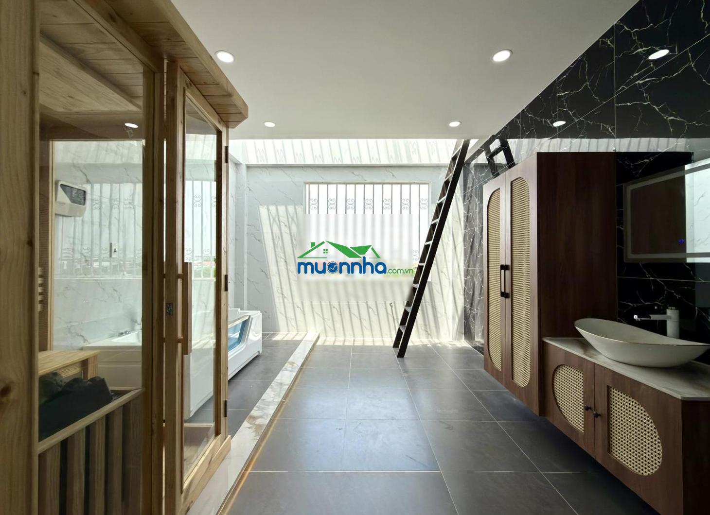 Nhà có thang máy bên vpđk đất đai và trường trần quốc toản, dt: 4x20m, lửng, 3 lầu, 4pn, 8.7 tỷ