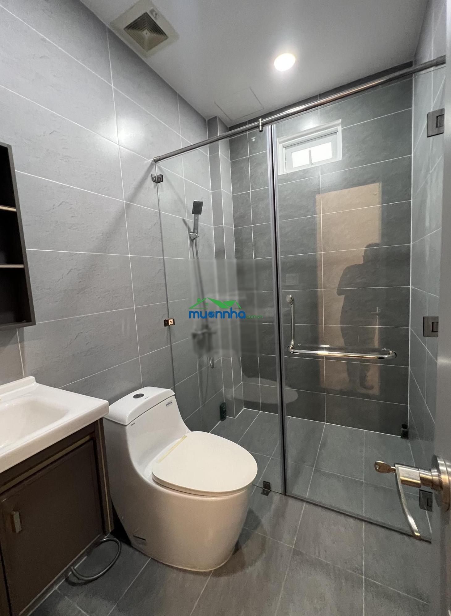 Nhà đẹp đối diện công viên tại kdc đào sư tích, nội thất đầy đủ.