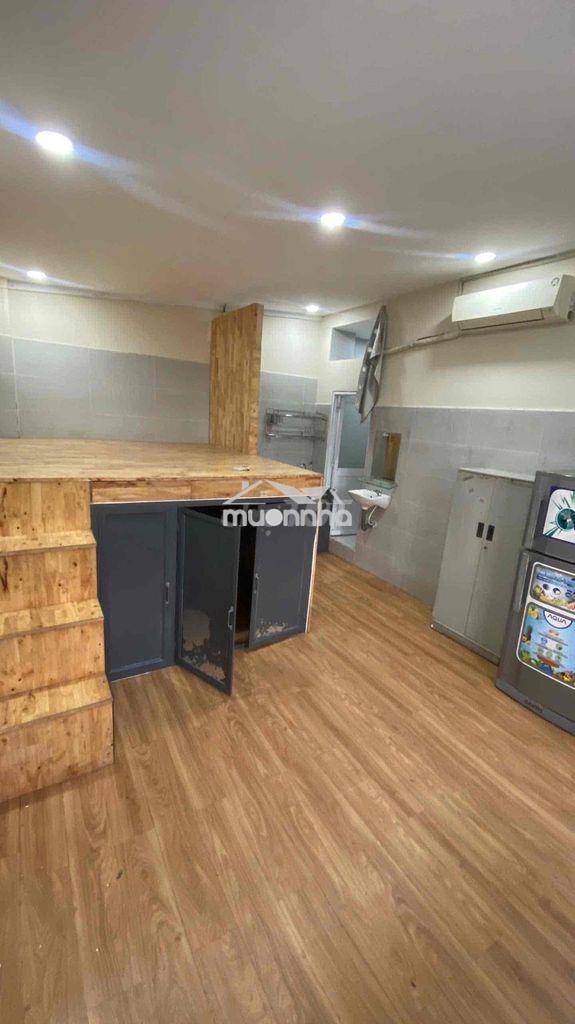 Phòng full nội thất cửa sổ trời