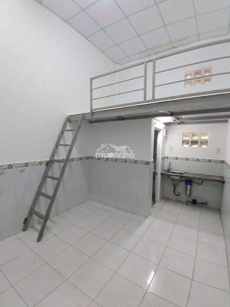 Phòng có gác cao không đụng đầu, gần sát đh tôn đức thắng, rmit 5 phút