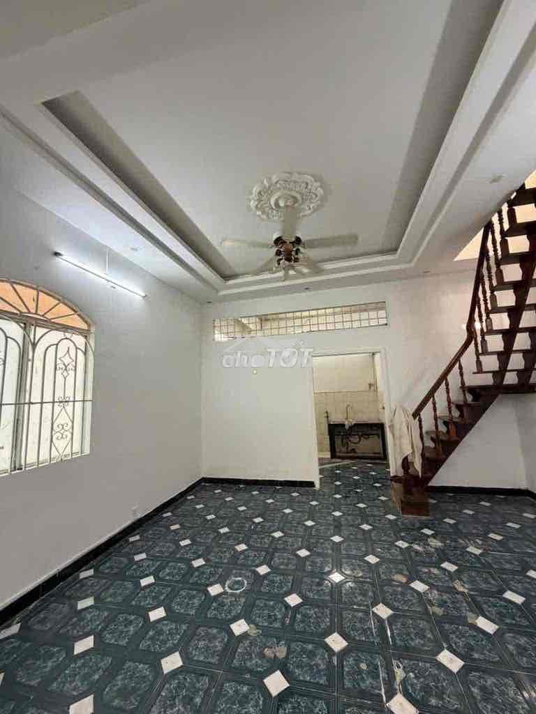 Cho thuê 2 căn nhà ngay chợ 4tr và 7 tr hẻm đẹp