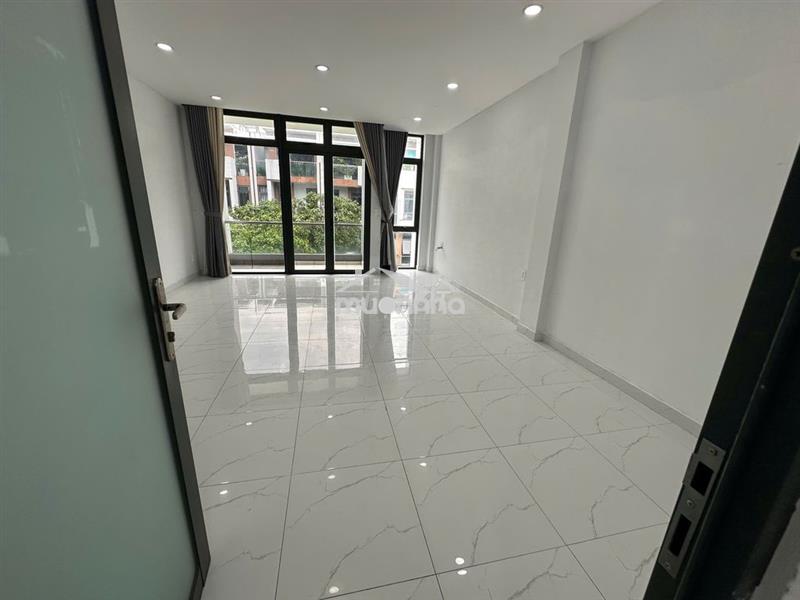 Cho thuê văn phòng giá 7.5tr 40m2 có ban công thông thoàng