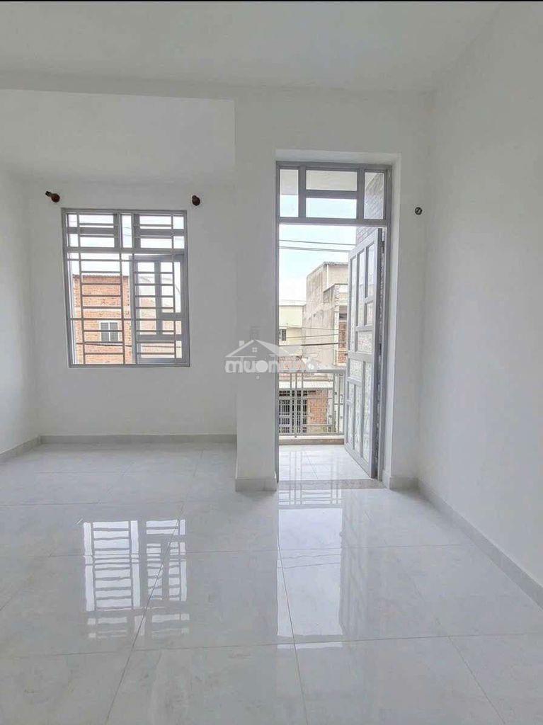 Phòng ban công riêng 35m2 mới xây ngay đầm sen hòa bình lạc long quân