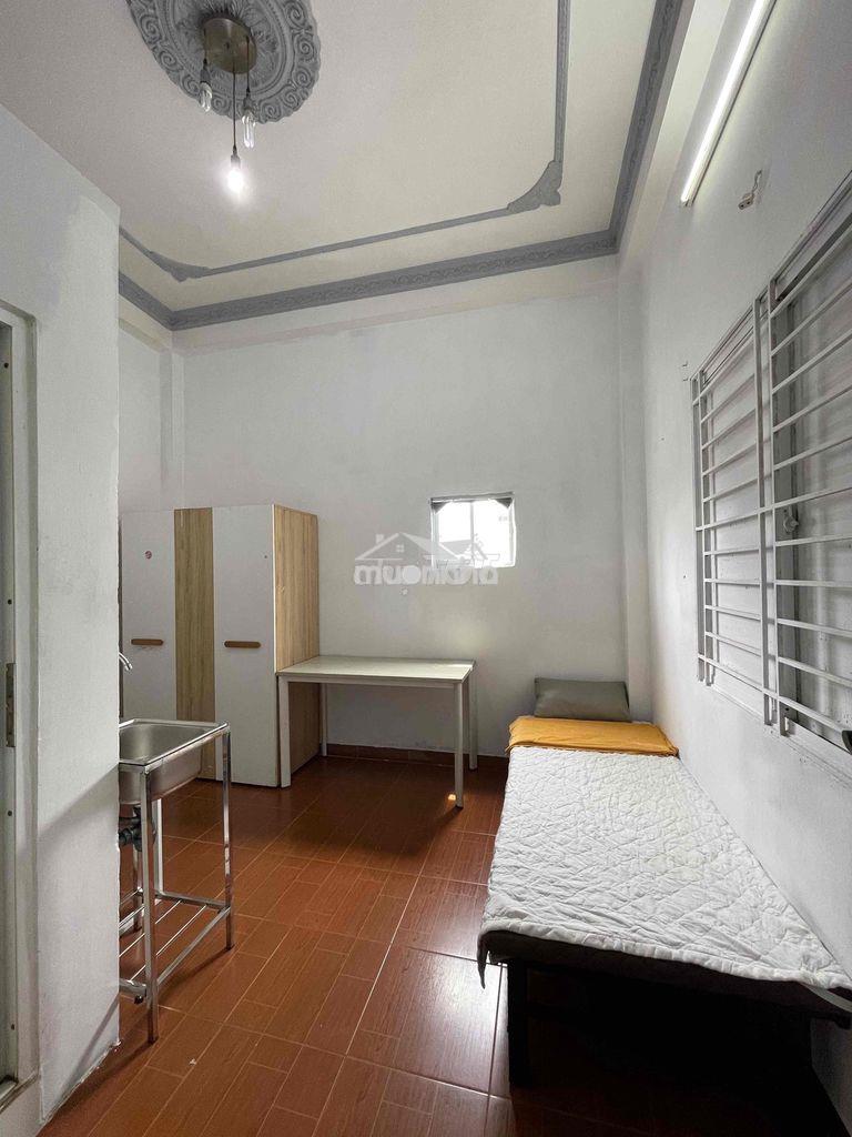 Phòng full nội thất, cửa sổ, wc