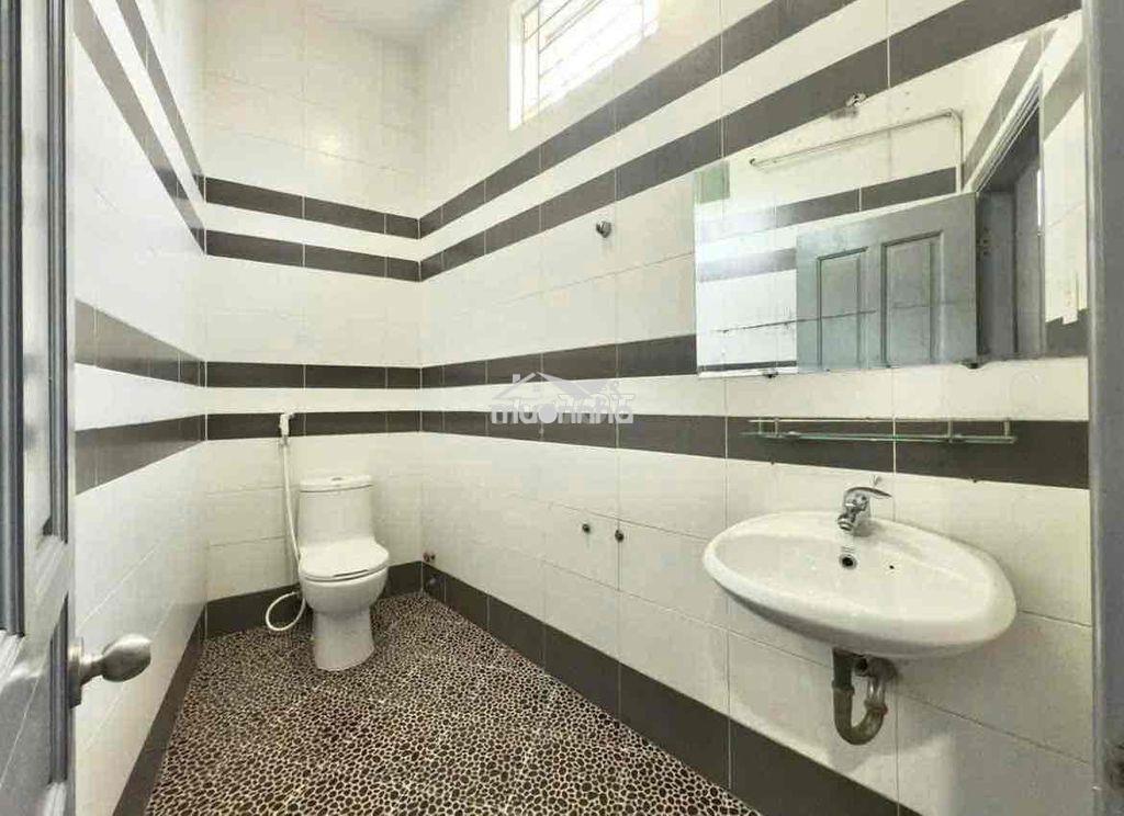 Toà nhà 1 hầm 1 trệt. 2 lầu , sân thường , 9x17m gần becamex tower - 4