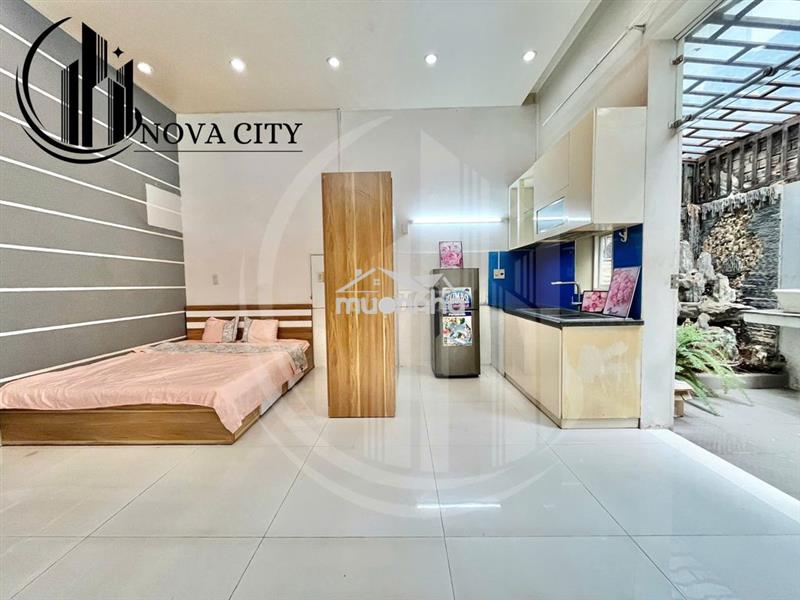 Căn hộ rộng, tách bếp, có sân riêng, full nội thất 