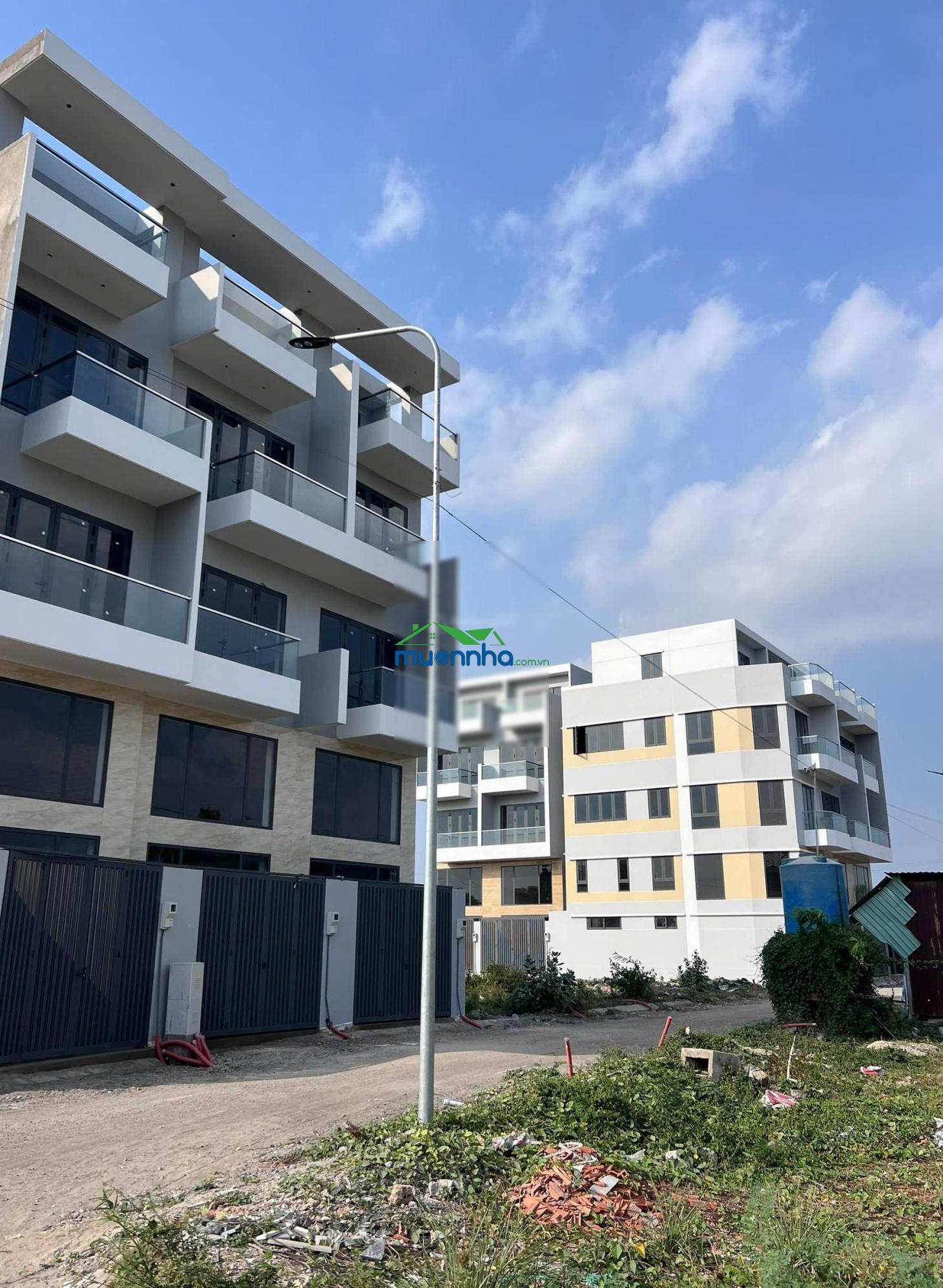 Bán nhà 1 trệt 4 lầu dtxd 221m2 hẻm ngô chí quốc. giá 4,7 tỷ sổ hoàn công đủ