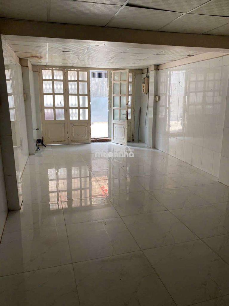 Nhà cho thuê hẽm 5m p6. dtsd 52m2 ngang 3,2 (nở hậu 4m9)
giá 7trieu - 3