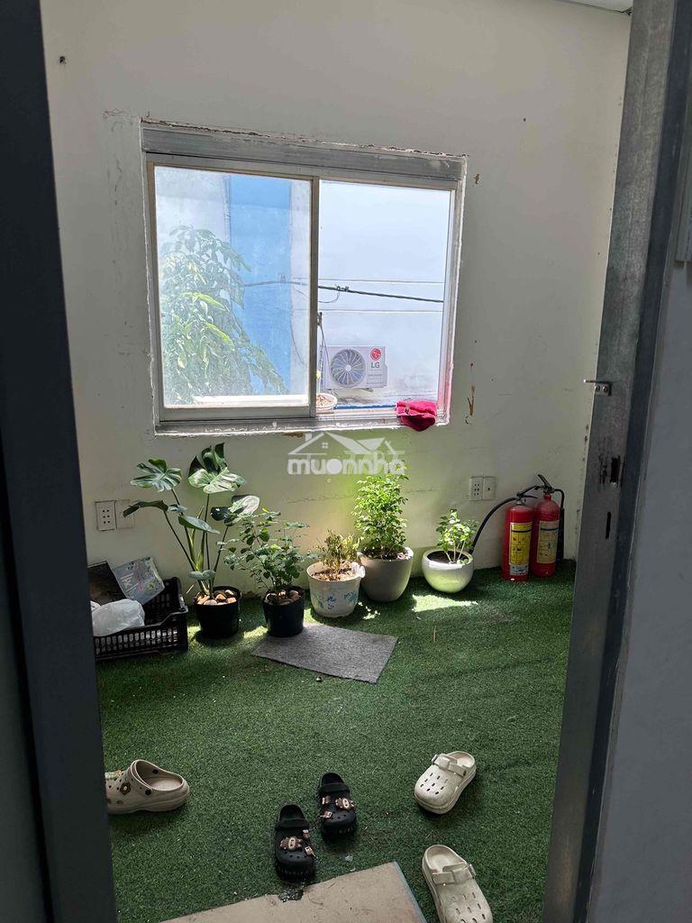 Phòng ban công lớn quận 10 - 2