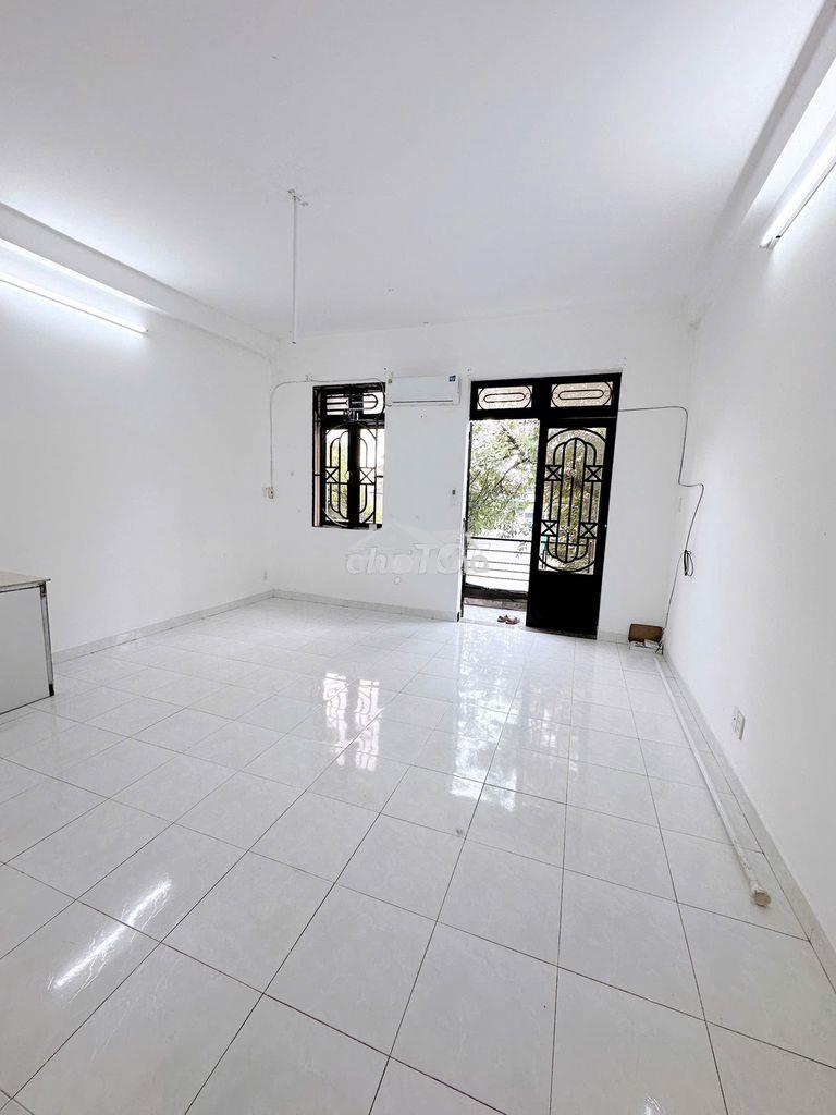 Cho thuê phòng 35m2 ban công  chế lan viên tân phú
