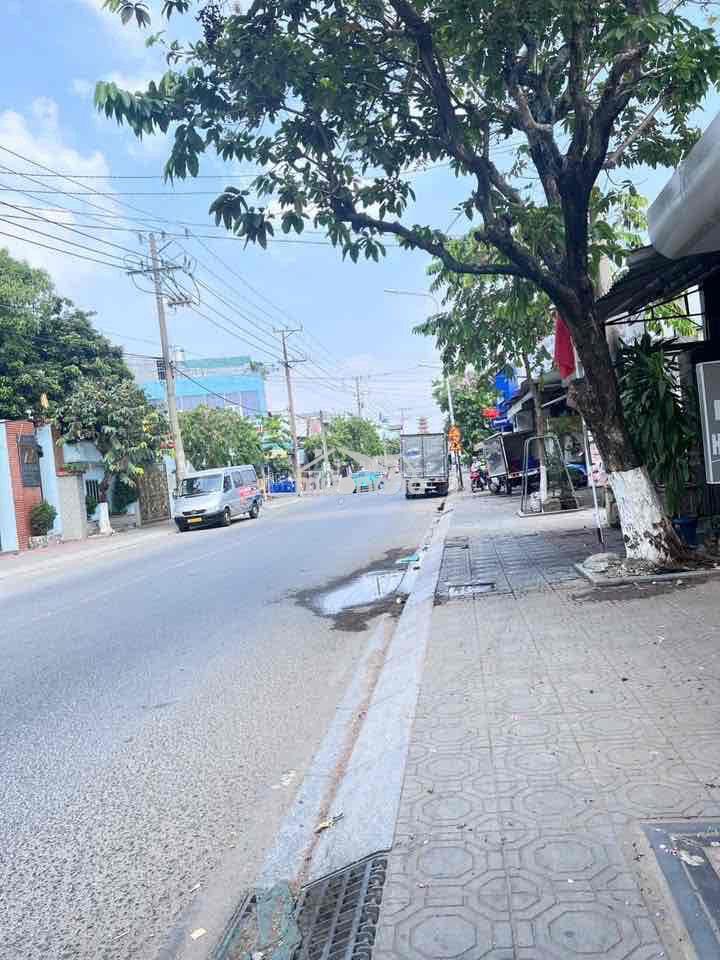 🚀 Nhà 3 tầng mới xây 260 m2– mặt tiền kinh doanh  trần hưng đạo dĩ an