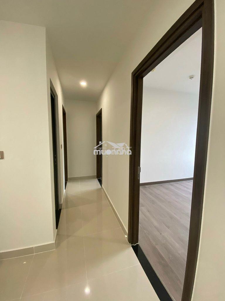 Q7 boulevard cho thuê ở ngay được, nhà rất mới,ban công rộng rãi - 2