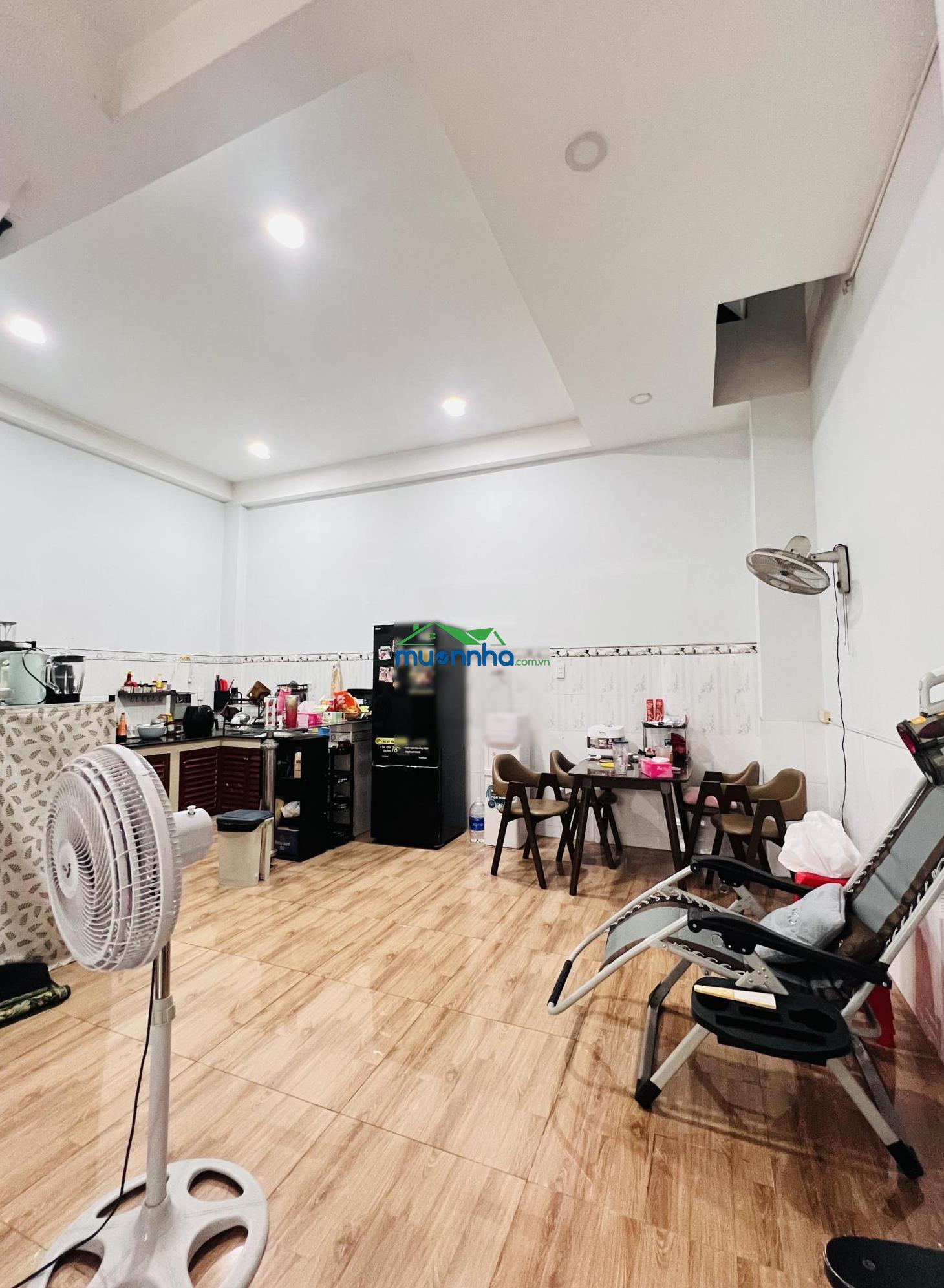Cần bán căn nhà đường tch 10 - ngang 6m hướng đông nam - hẻm xe hơi - an ninh - 4