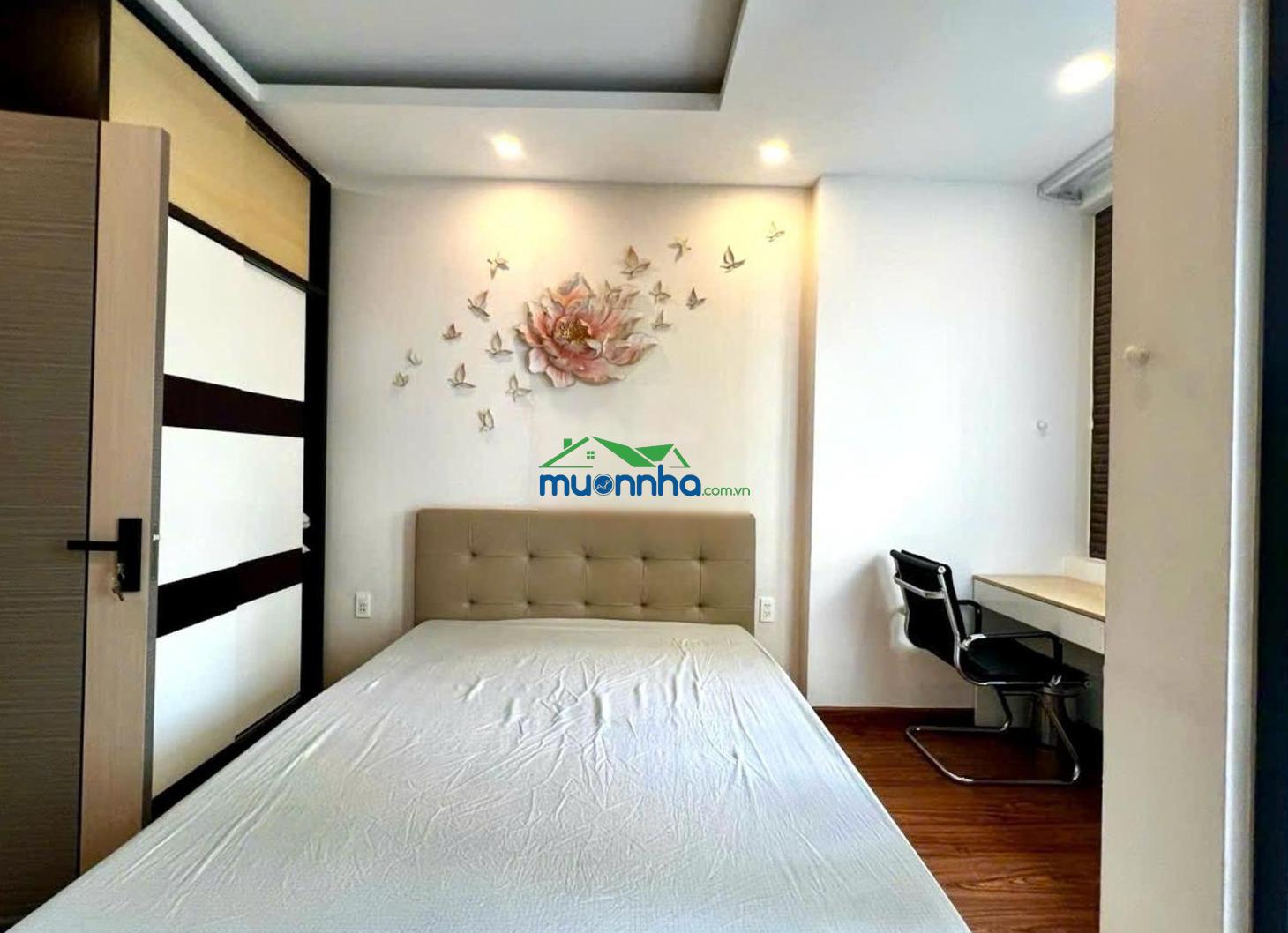 Bán nhà nguyễn xí - xe hơi vào nhà - tặng full nội thất - 3 tầng - 4pn - hẻm thông kinh doanh được