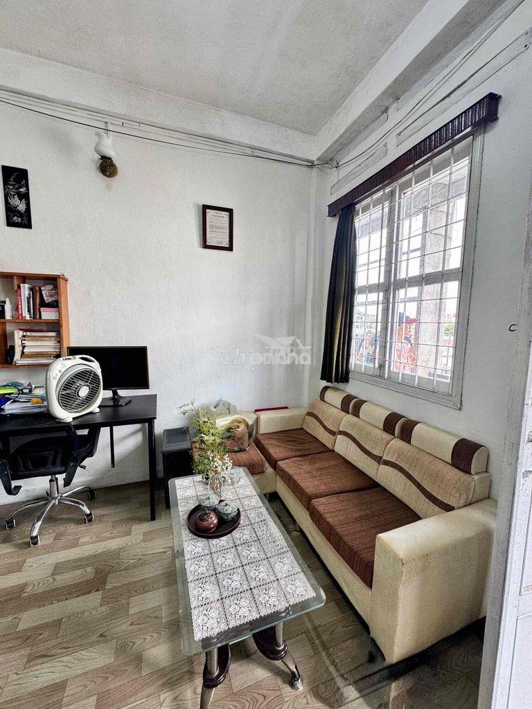Cư xá lạc long quân sát bên đầm sen