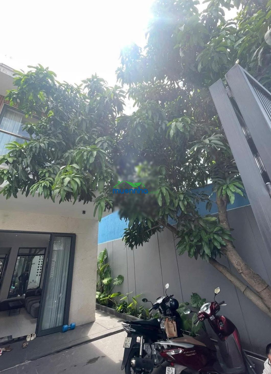 Nhà sân vườn 3 tầng ở ngay. đường rộng thoáng. - 2