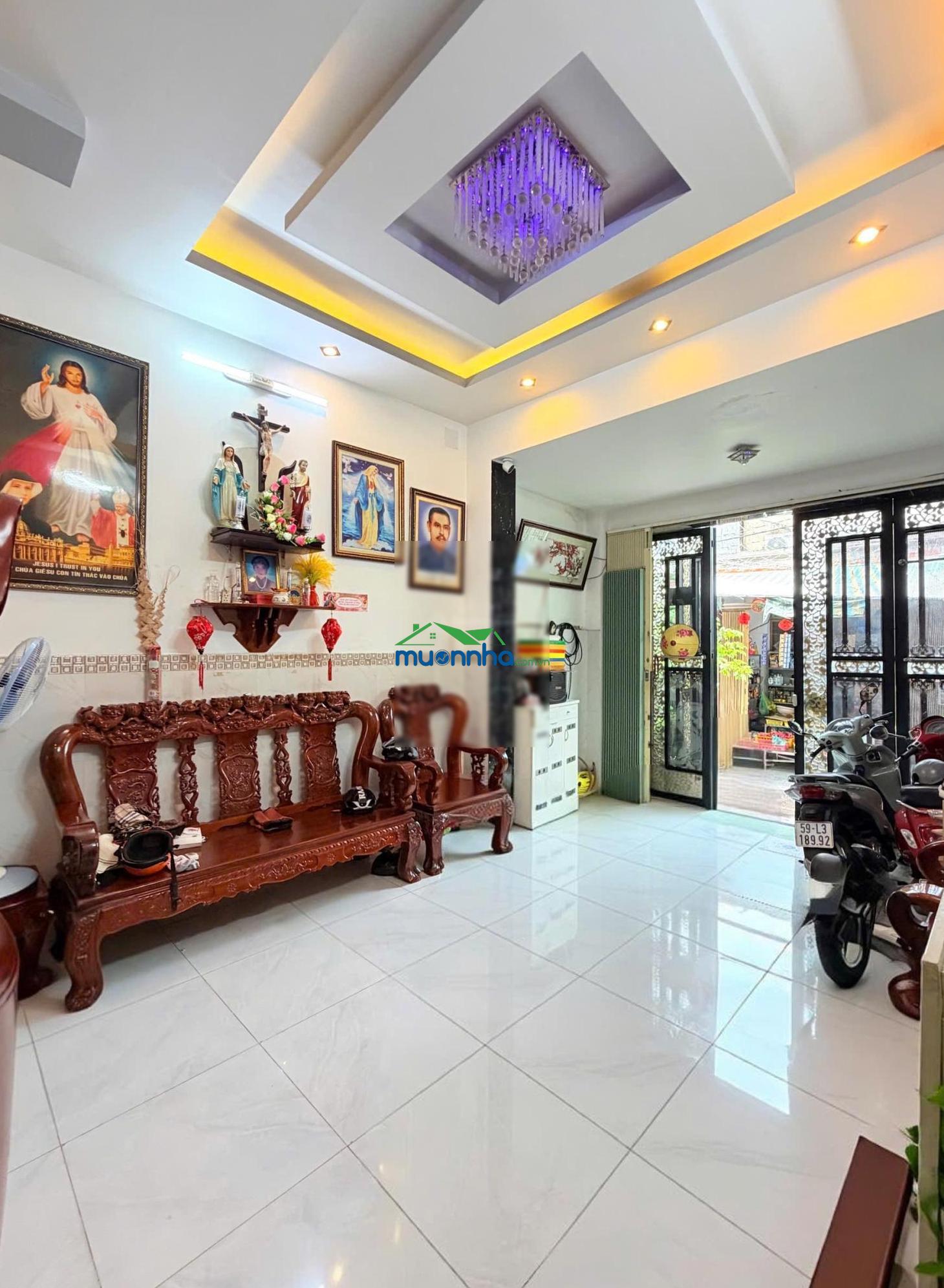 Bán nhà hxh phường 4 quận 8, 4 lầu, ngang 4,2, 70,1 m², sân thượng, 6pn chỉ 10,8 tỷ