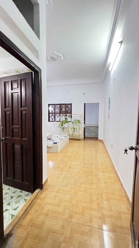 Chính chủ cho thuê phòng ban công tách bếp thông thoáng giá 3tr4 - 3