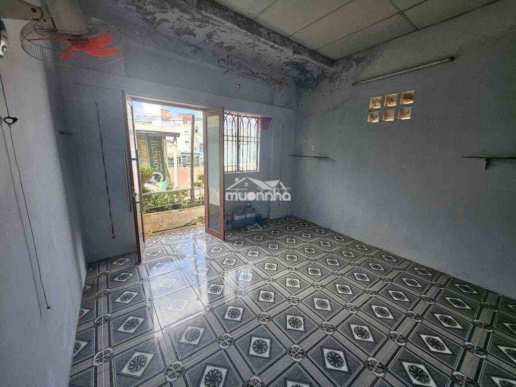 Tôn đản, quận 04. phòng ban công giá 2tr9. lh *** - 2