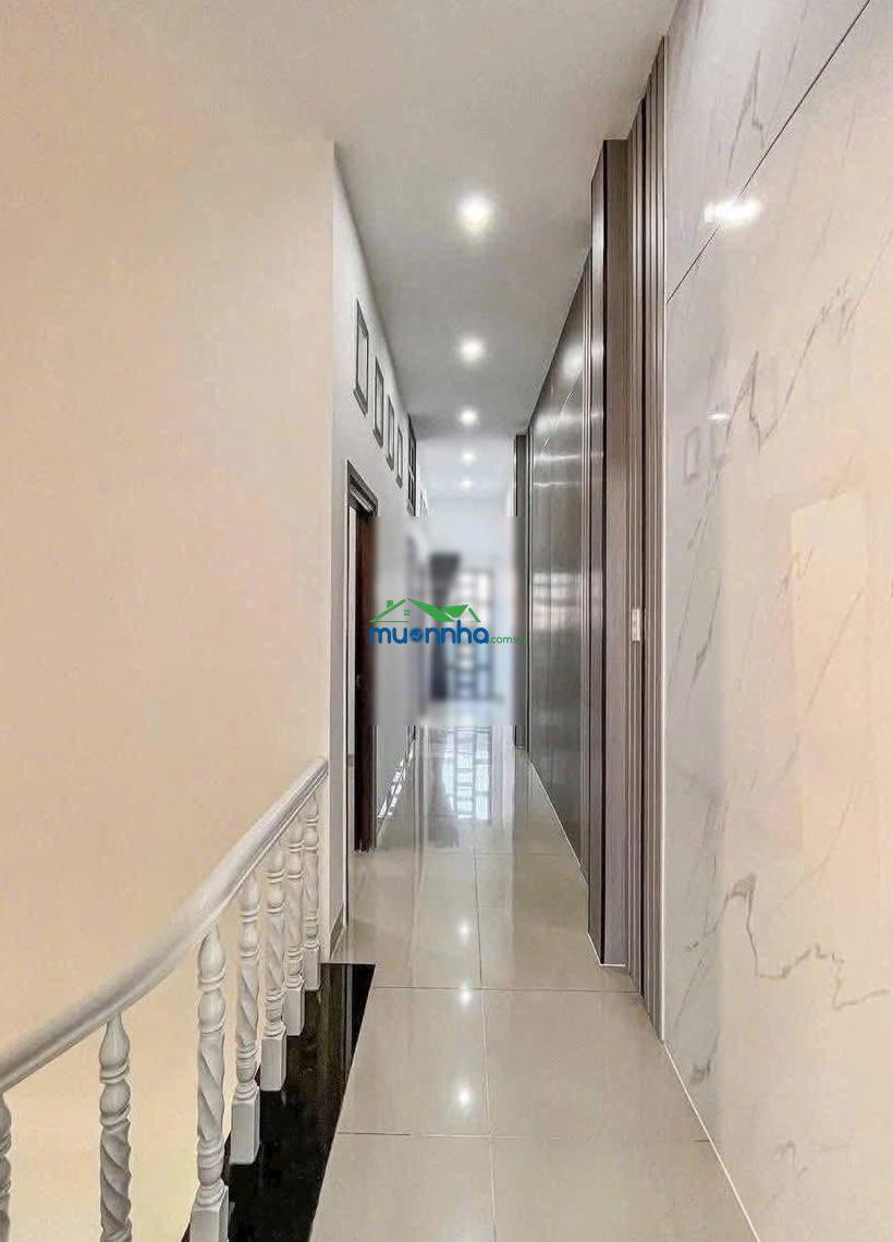 Vợ chồng chị chủ cần tiền nên bán gấp nhà đẹp ngay cầu ông thìn