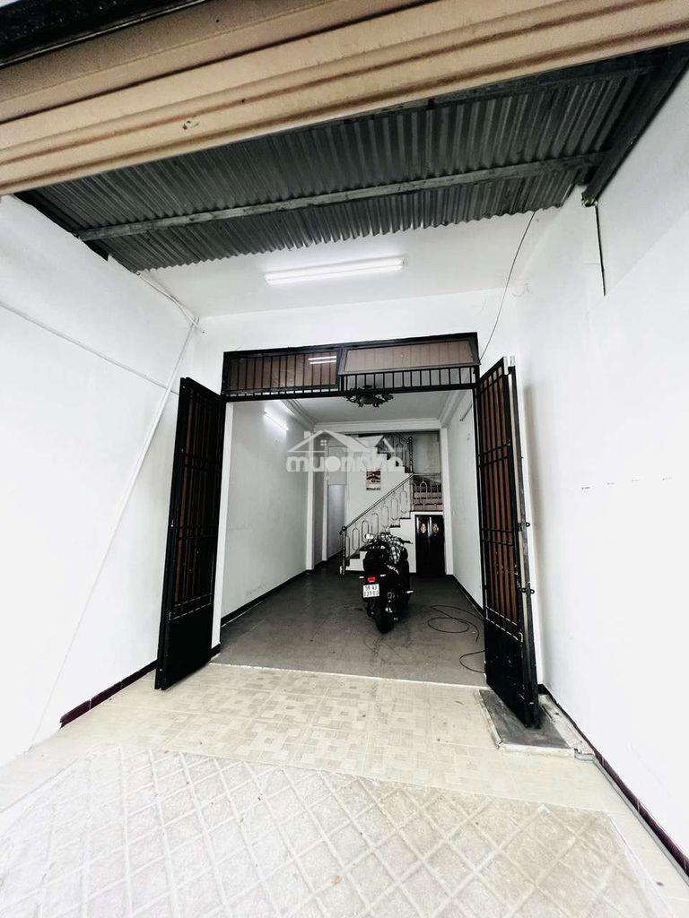 Cho thuê nhà đúc lầu hẻm thông xe hơi thống nhất gò vấp 3.8x18 giá 11t
