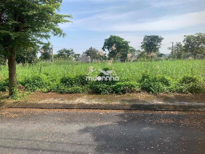 Bán nền đất 120m2 ,ngang 6 dài 20 ngay công viên sài gòn village