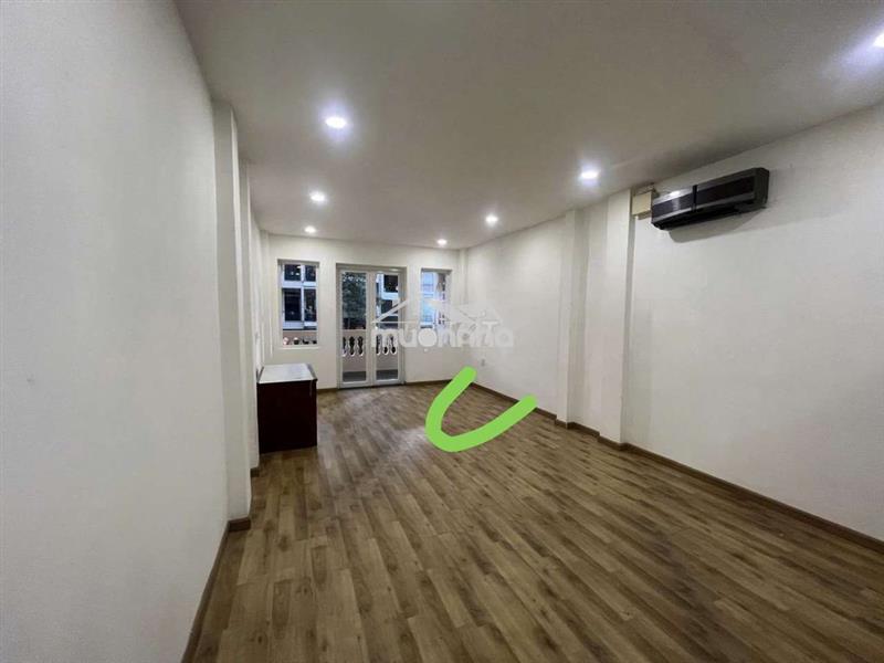 Phòng ban công lầu 1 - mặt tiền - có máy lạnh, giường tủ
