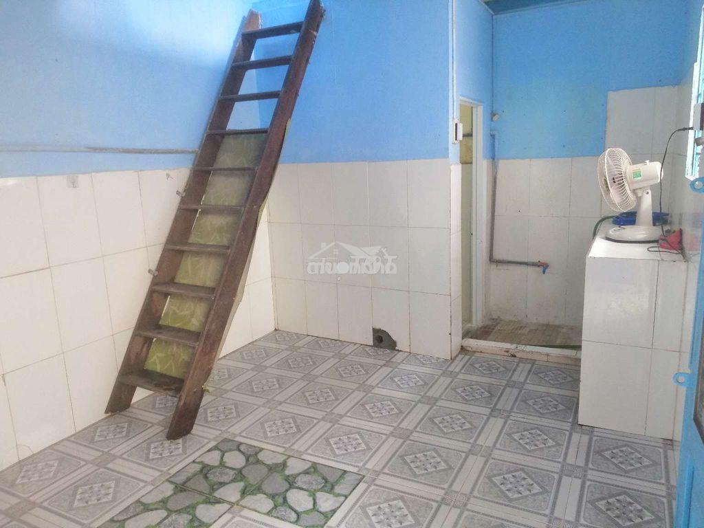 Phòng trống ngay ngã 4 bốn xã có gác thích hợp cho gia đình - 3