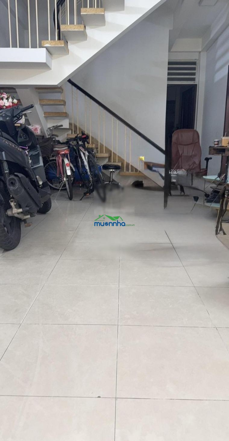 Lạc long quân sát q10, cách mt chỉ 20m. 3 tầng btct 5pn 3wc chỉ hơn 100tr/m2. (8.3 tỷ).