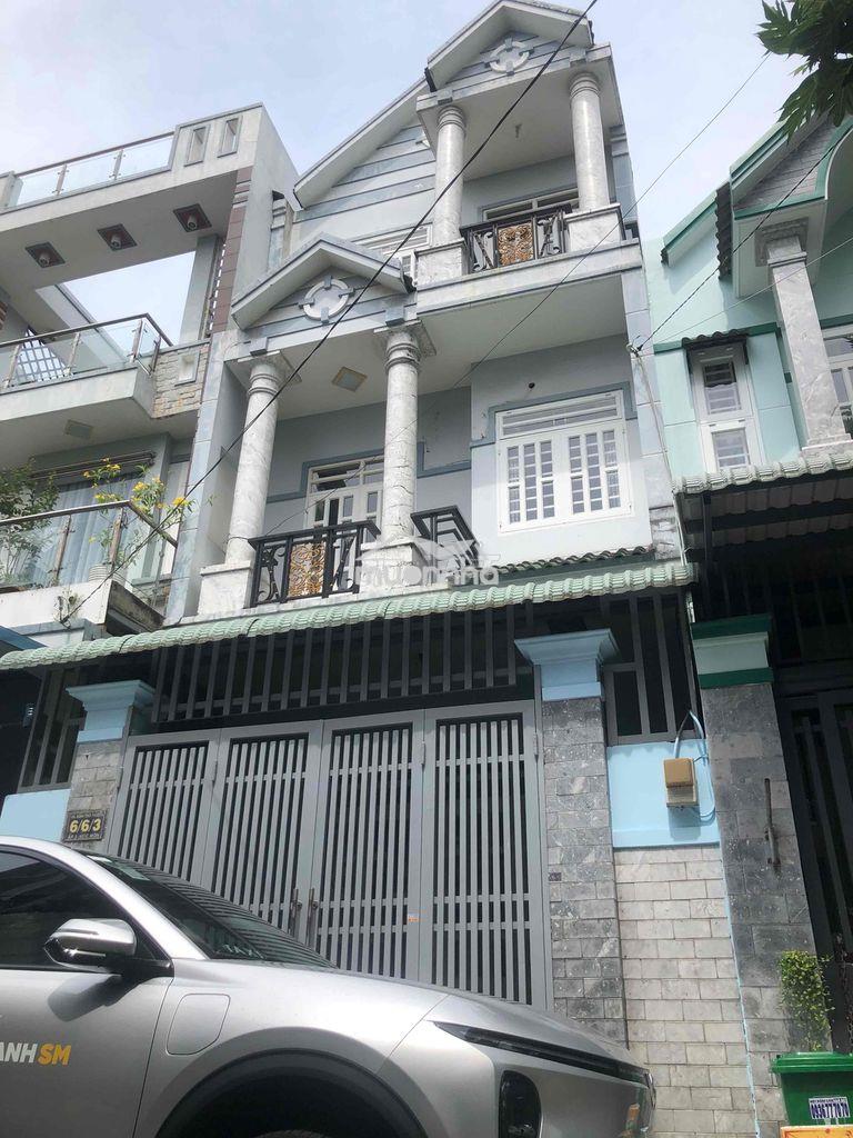 Nhà gần cay xăng 61. 1/ phan van hớn. 4pn 4wc . đường 7m