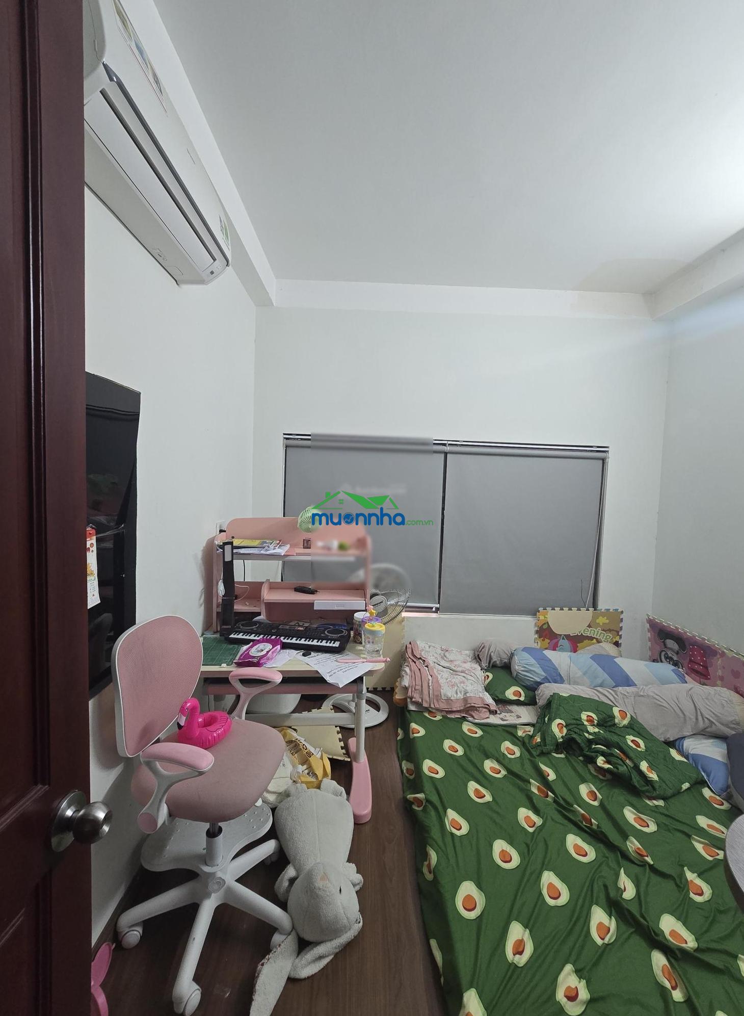 Nhà mặt tiền hẻm, 3 mặt thoáng, kiên cố, ánh sáng tự nhiên khắp nhà.