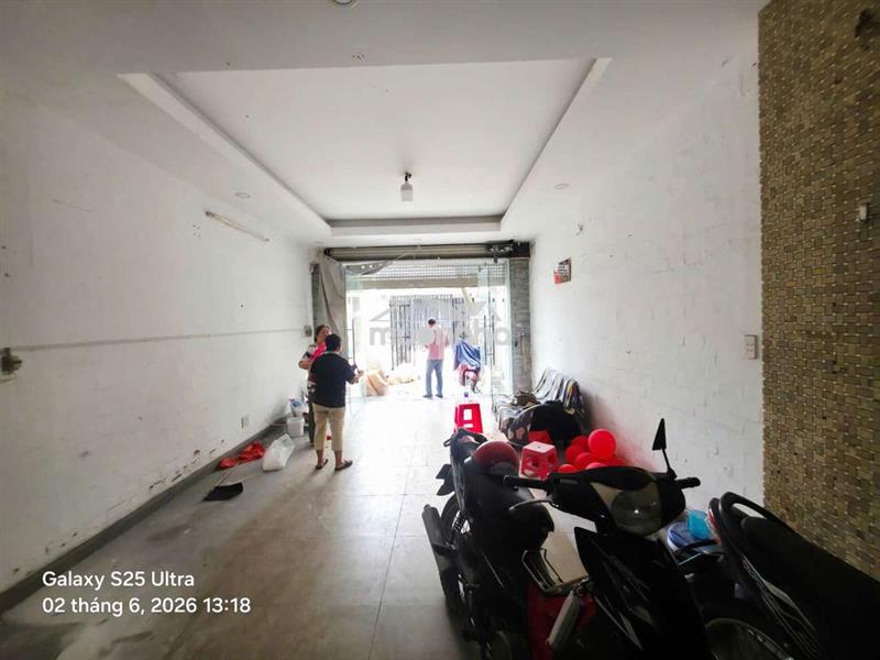 Đang sơn mới 4 phòng 4,5 x 20m