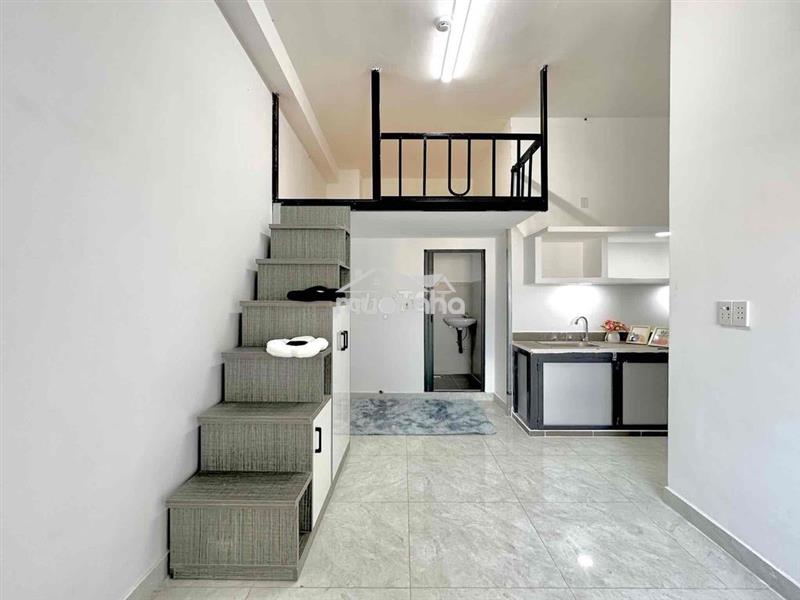 Căn hộ dịch vụ còn mùi sơn ở ngay