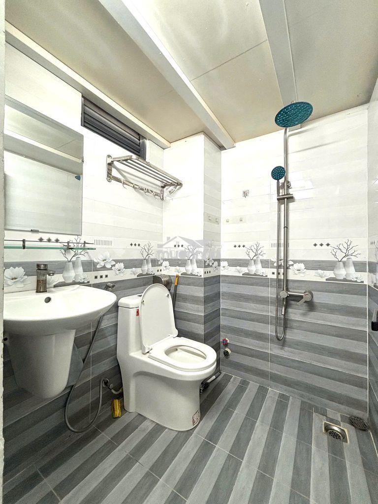 Căn hộ dịch vụ có gác 40m2 - thang máy -  hầm để xe - cửa sổ trời - 4