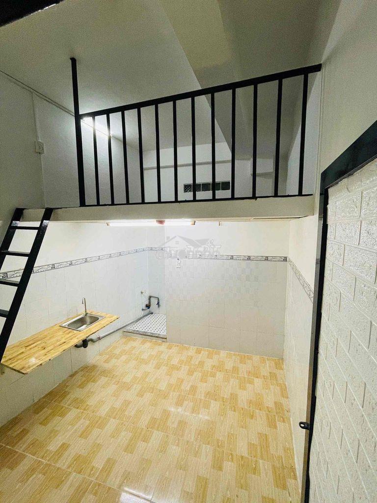 Phòng cho thuê có máy lạnh , gác , toà nhà mặt tiền có thang máy - 2
