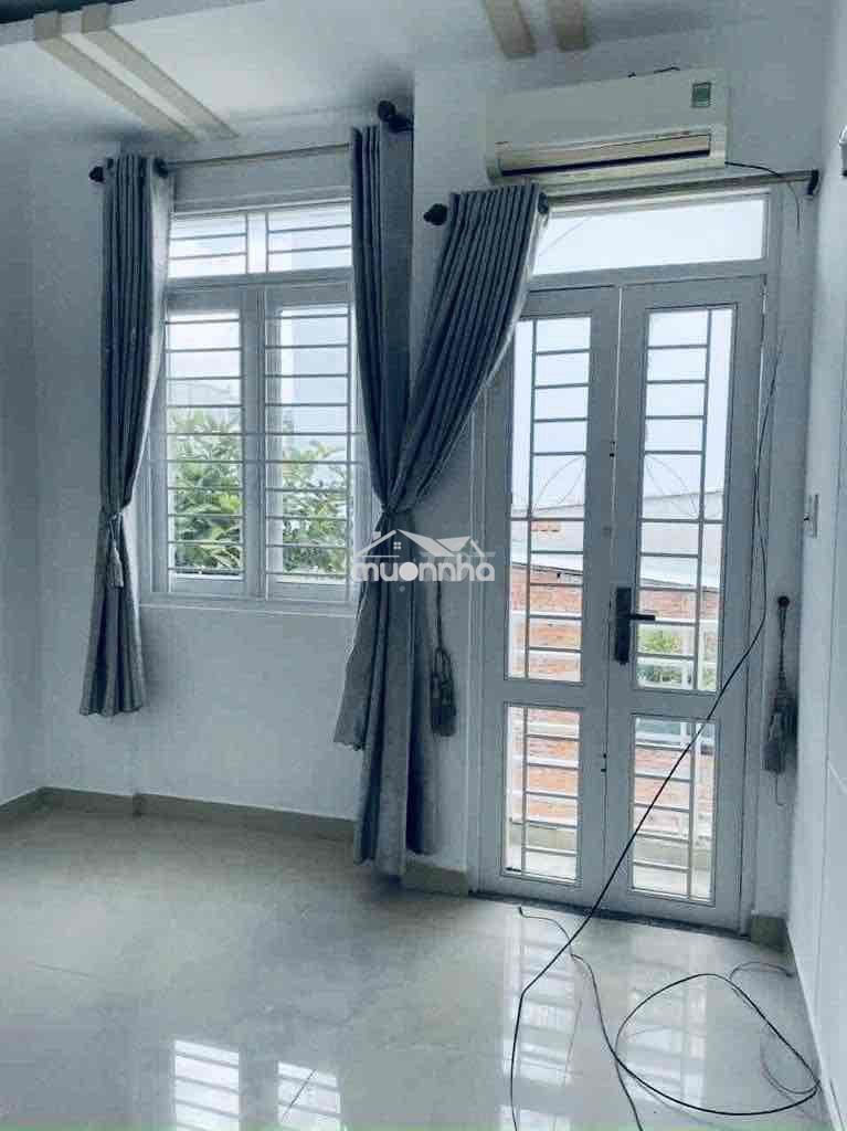 Nhà q1, 1 trệt 1 lầu, 1 sân thượng, 2p. ngủ 2m. lạnh ở và đi làm - 3