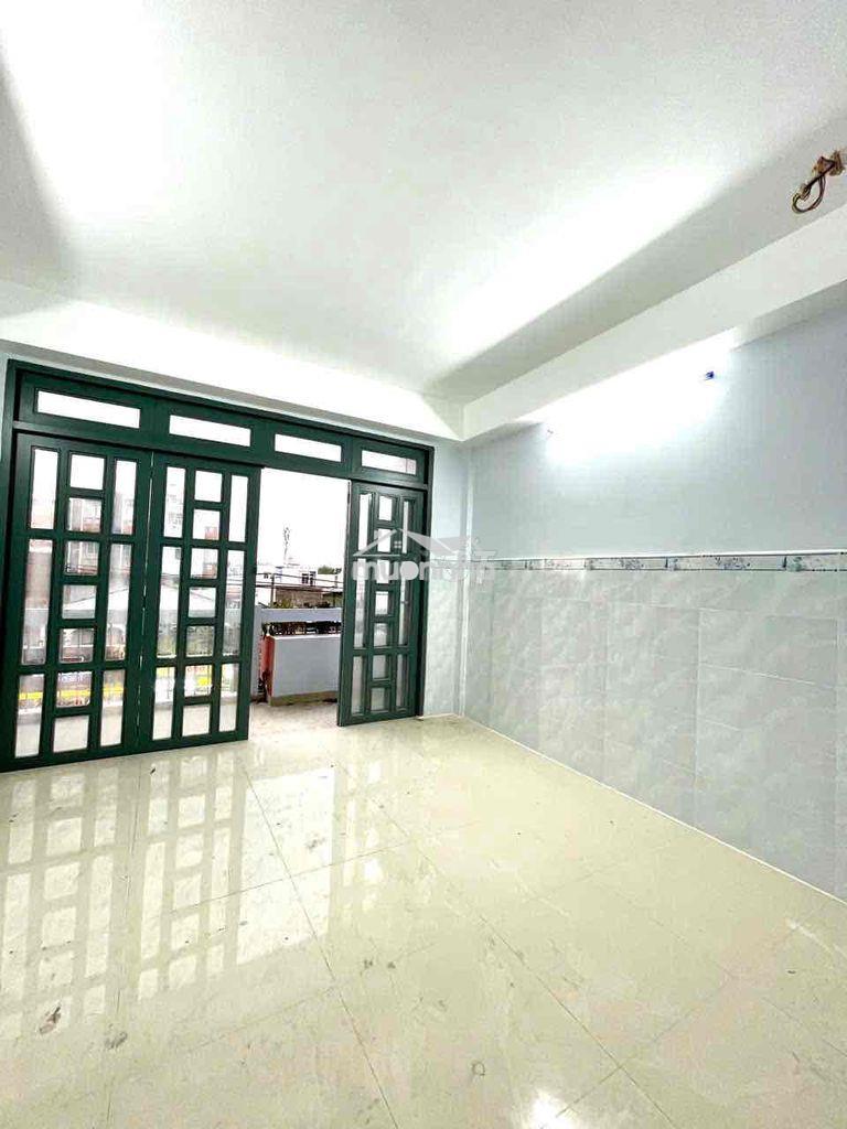 Ngay bến xe q8 4tr2 phòng ban công lớn trống sẵn ở liền, mặt tiền ql50