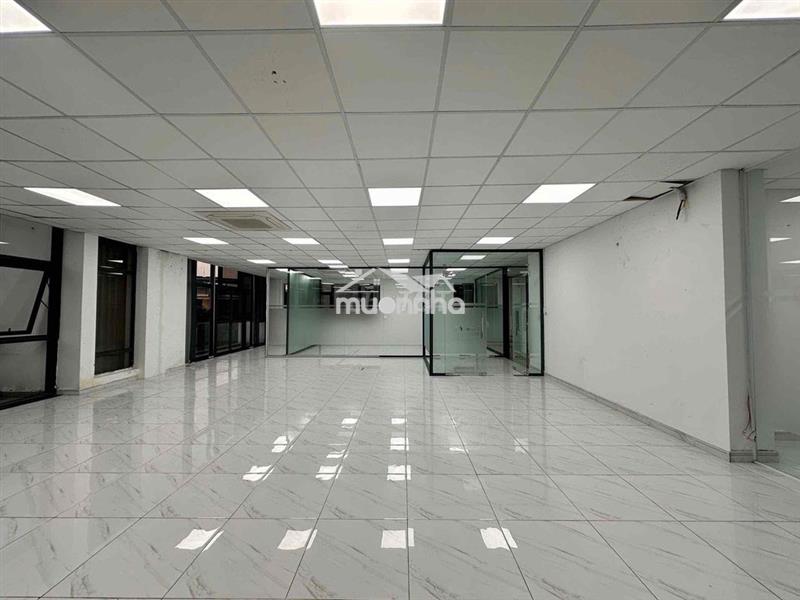 Tầng 2 160m2 có sẵn vách kính, máy lạnh giá 30tr bao vat