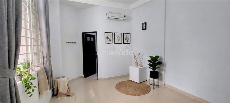 Cho nữ thuê phòng cách mạng tháng 8